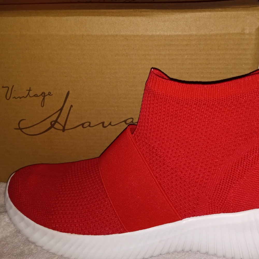 Stretchy tennis shoes